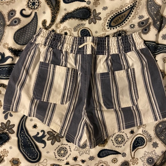 Shorts with Stripes - Picture 2 of 2